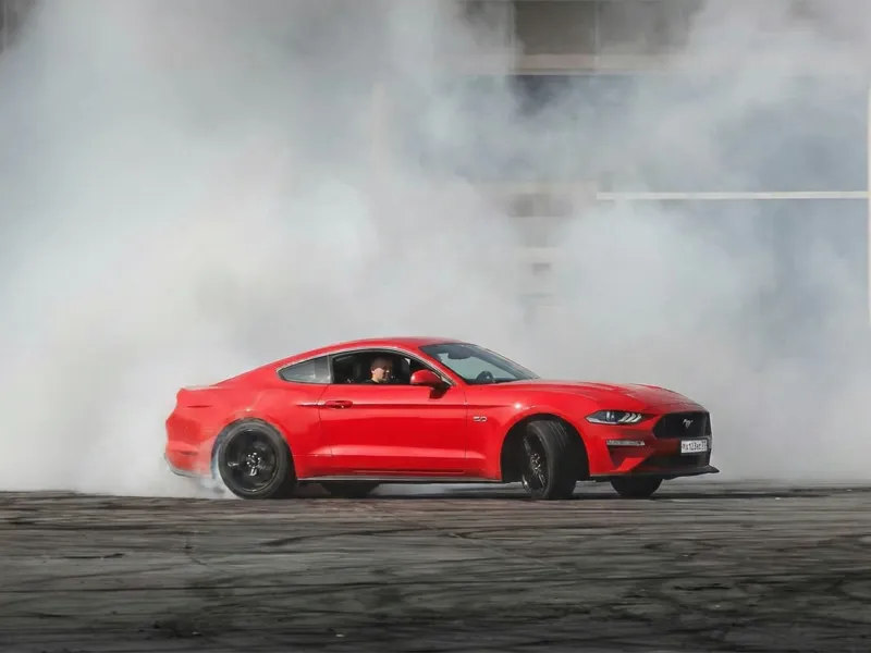 تجربة تفحيط ودرفت في موسكو - حجز جولة سيارات رياضية درفت على الجليد في روسيا