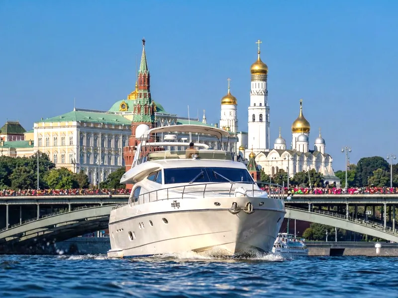 استئجار يخت خاص في موسكو - حجز يخوت فاخرة VIP لنزهة خاصة في نهر موسكو