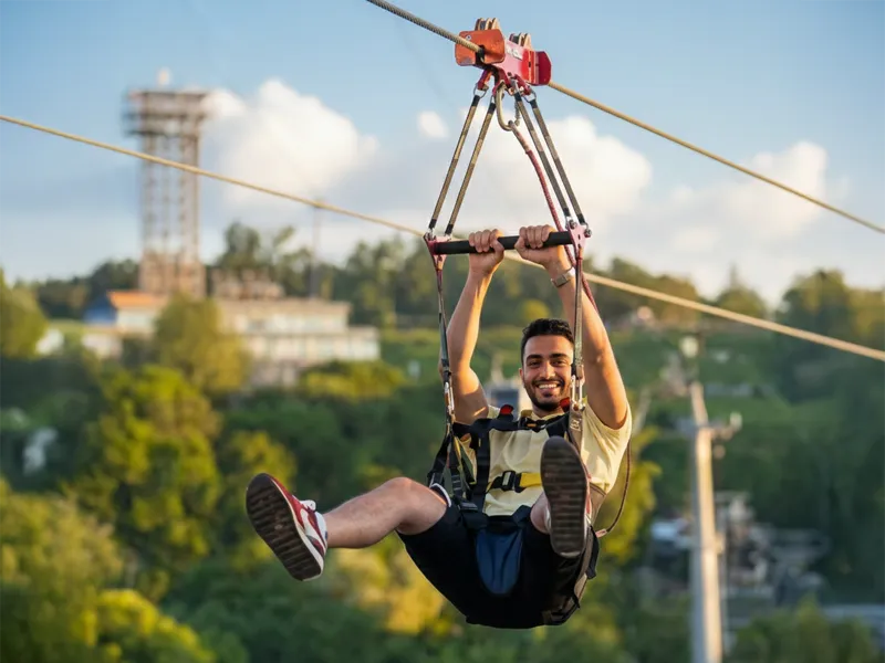  حجز زبلاين موسكو - تجربة الانزلاق بالحبل فوق النهر في تلال فوريوبيوفا (Zipline Moscow)